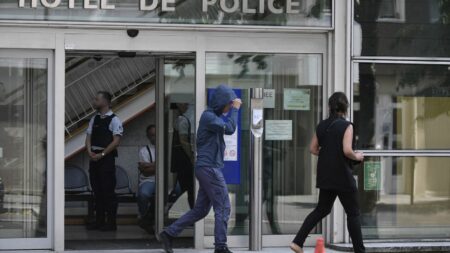 Mort de Nahel : ce qu'ont dit les policiers et les passagers de la voiture aux enquêteurs
              Les deux policiers, dont celui qui a tiré sur l'adolescent de 17 ans, ainsi que les passagers de la voiture, âgés de 14 et 17 ans, ont été entendus par la police des polices. Leurs versions diffèrent, notamment sur ce qui a amené le véhicule à redémarrer.