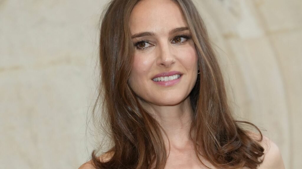 Natalie Portman sera l'invitée d'honneur du festival de Deauville
              La comédienne recevra une récompense,  un Deauville talent award, pour l'ensemble de sa carrière. De Luc Besson à Darren Aronofsky, l'Américaine a tourné avec les plus grands noms du cinéma.