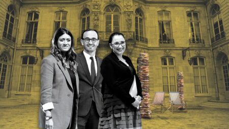 "Je vais acheter une deuxième valise pour emporter mes dossiers" : comment les nouveaux ministres bousculent leurs vacances pour préparer la rentrée
                  Alors que le remaniement est intervenu une dizaine de jours avant les traditionnels congés gouvernementaux, les nouvelles recrues comptent mettre à profit l'été pour peaufiner leur connaissance de leur portefeuille et préparer la rentrée.