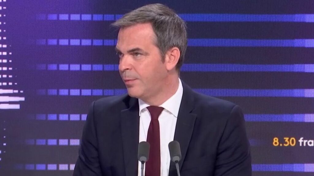 "Nul, "inutile", "démago" : le porte-parole du gouvernement étrille la chanteuse Izïa après ses propos contre Emmanuel Macron
                  Olivier Véran, porte-parole du gouvernement qualifie les propos de la chanteuse Izïa Higelin de "dangereux". Sur scène, le 6 juillet, l'artiste avait imaginé le lynchage du président de la République.