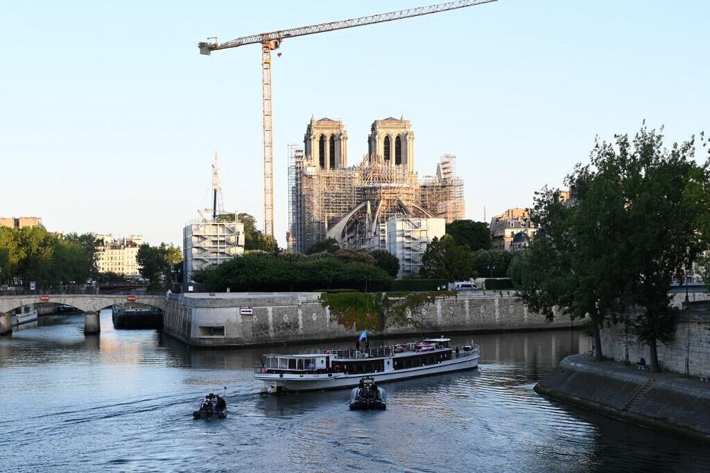 Des bateaux passent devant la cathédrale Notre-Dame, actuellement en cours de reconstruction après un incendie, dans le cadre de la répétition de la cérémonie d'ouverture des Jeux olympiques de 2024.