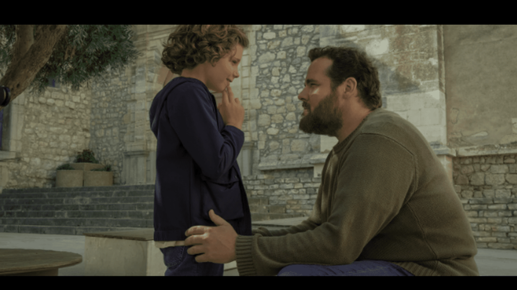 Cinéma : "Petit Jésus", l’histoire d’une relation qui se renoue entre un père et son fils
              Le film "Petit Jésus", en salles ce mercredi 12 juillet, met en scène un père de famille qui vient de se séparer et qui enchaîne les galères. Il est persuadé que son fils de 10 ans, Loulou, est doté de pouvoirs divins, et qu’il peut même faire des miracles.