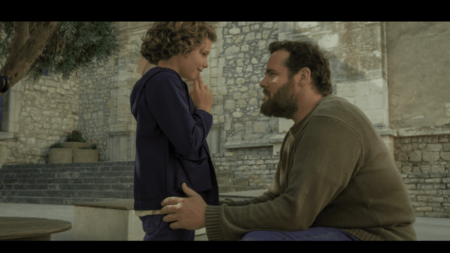 Cinéma : "Petit Jésus", l’histoire d’une relation qui se renoue entre un père et son fils
              Le film "Petit Jésus", en salles ce mercredi 12 juillet, met en scène un père de famille qui vient de se séparer et qui enchaîne les galères. Il est persuadé que son fils de 10 ans, Loulou, est doté de pouvoirs divins, et qu’il peut même faire des miracles.