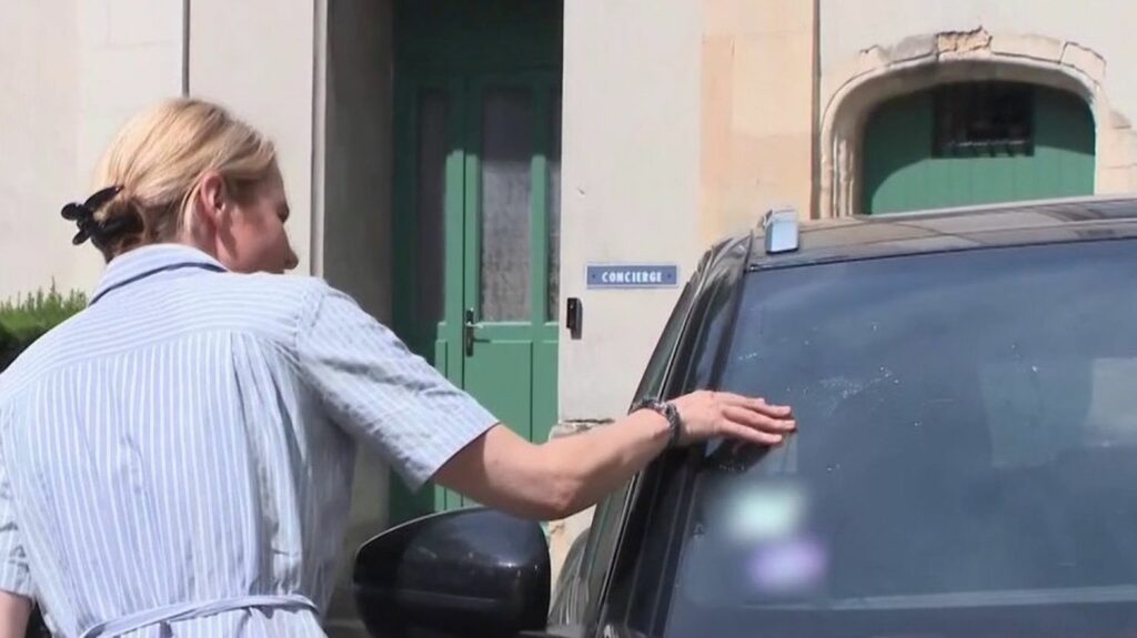 Maires agressés : le gouvernement présente son plan pour aider les élus
              Après l'agression de plusieurs maires en France ces dernières semaines, le gouvernement a annoncé un plan de soutien, à hauteur de 5 millions d'euros. Il prévoit notamment un bouton d'appel d'urgence en cas d'agression.