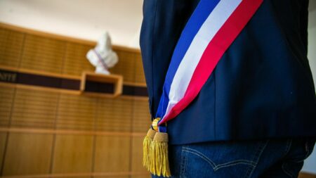 Violences contre les élus : ce que contient le plan de prévention et de lutte du gouvernement
              Suite à la démission du maire de Saint-Brevin-les-Pins dont la maison a été incendiée, le gouvernement avait annoncé mi-mai des mesures pour lutter contre les violences visant les élus. Face à cette problématique, l'exécutif annonce désormais, ce vendredi, un plan national de prévention et de lutte.