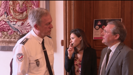 Policier incarcéré à Marseille : le patron de la police nationale suscite une vive polémique
                  Frédéric Veaux, le directeur général de la police nationale, a estimé lundi 24 juillet qu'"un policier n'a[vait] pas sa place en prison", alors qu'un agent de la BAC est actuellement détenu. Des élus d'opposition et des magistrats se sont indignés.