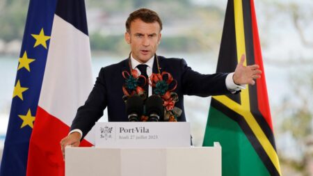 Vanuatu : pourquoi la France s'intéresse de nouveau à ce bout de terre du Pacifique
              Nouvelle étape ce jeudi pour Emmanuel Macron en déplacement en Nouvelle-Calédonie avec une visite symbolique dans cet archipel, ancienne colonie française et britannique, où l'influence chinoise se fait aujourd'hui de plus en plus forte.