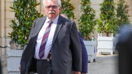 Remaniement : André Chassaigne a "le sentiment que le président de la République serre les boulons de la macronie"
                  Pour le chef de file des députés communistes, "l'expérience politique" et la "connaissance des dossiers" des nouveaux ministres vise à "renforcer le pouvoir exécutif" au détriment du pouvoir législatif.