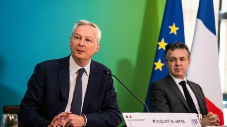 Implantation d'usines, épargne... Ce que contient le projet de loi "industrie verte"
              Le plan du gouvernement pour la "reconquête industrielle" de la France, visant à favoriser une réindustrialisation décarbonée, est examiné en première lecture à l'Assemblée nationale à partir de lundi.