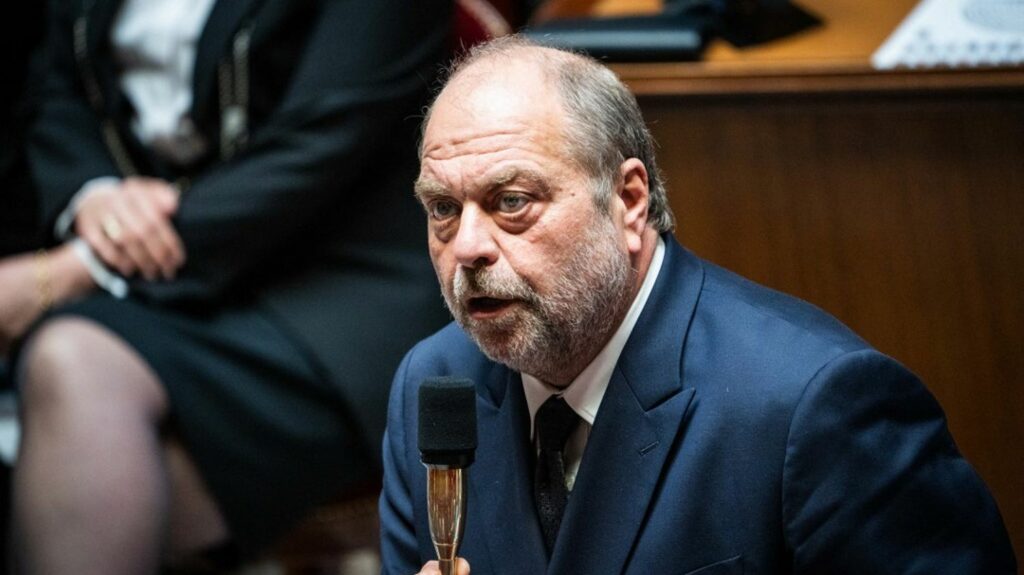 Téléphones mouchards, téléconsultations en garde à vue, perquisitions de nuit... On vous explique pourquoi le projet de loi sur la justice est critiqué
              L'Assemblée nationale a approuvé l'article 3 du projet de loi porté par Eric Dupond-Moretti, grâce au vote des élus de la majorité, des Républicains et du Rassemblement national.