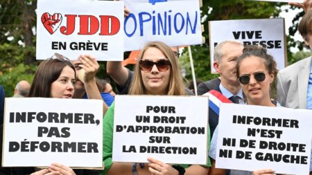 Geoffroy Lejeune à la tête du JDD : ce que contient la proposition de loi transpartisane pour "protéger la liberté éditoriale des médias"
              Les députés étudient actuellemetn une proposition de loi transpartisane visant à "protéger la liberté éditoriale des médias sollicitant des aides de l'Etat". Ce texte est directement inspiré de la grève que mène toujours la rédaction du Journal du Dimanche, qui refuse l'arrivée d'un nouveau directeur.