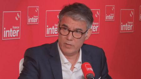Interview d'Emmanuel Macron : Olivier Faure dénonce une réaction "consternante" du président face à des "menaces de sédition" de la police
                  Le premier secrétaire du Parti socialiste, invité de France Inter, fustige les propos tenus par Emmanuel Macron lors de son interview du 24 juillet accordée à France 2 et TF1. Olivier Faure estime que le chef de l'Etat aurait dû "rappeler les règles et faire preuve d'autorité".