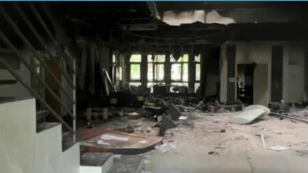 Violences après la mort de Nahel : le gouvernement prépare la reconstruction
                  Emmanuel Macron a reçu des maires à l'Élysée, mardi 4 juillet. Il a promis de reconstruire au plus vite et veut tout faire pour tourner la page des émeutes.