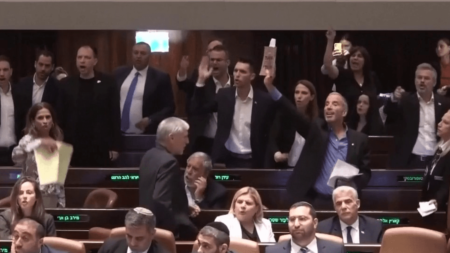 Israël : le Parlement valide une partie de la réforme judiciaire, très controversée
              Malgré un très fort mouvement de contestation, la réforme judiciaire a vu un point clé du projet être adopté par le Parlement israélien. Elle est accusée de mettre à mal la séparation des pouvoirs.