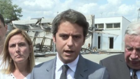 Remaniement : premier déplacement dans une école pour Gabriel Attal
                  À peine nommé, Gabriel Attal effectuait son premier déplacement avec sa nouvelle casquette de ministre de l’Éducation nationale. Un déplacement dans le département des Yvelines, dans une commune où une école a été gravement touchée par les émeutes fin juin.
