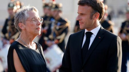 Remaniement : entre "efficacité" et "incarnation", comment le couple exécutif a choisi de se séparer de huit ministres
              Pour l'entourage du chef de l'Etat, qui insiste sur le maintien d'Eric Dupond-Moretti à la Justice, il ne faut pas analyser ce remaniement comme "la fin de la société civile".