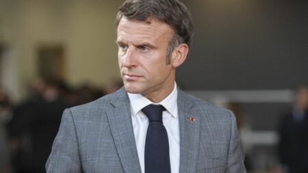 Remaniement : Emmanuel Macron appelle les parlementaires de la majorité à traverser la période avec avec "calme" et "esprit collectif"
              Le chef de l'Etat s'est rendu, mercredi soir, chez le ministre des Relations avec le Parlement, Franck Riester, qui a reçu les députés et sénateurs de la majorité pour le traditionnel apéritif de fin de session.