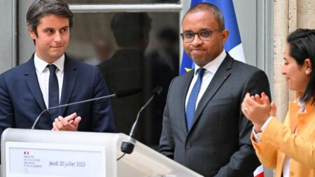 Remaniement : "Cette année fut sans doute la plus intense, peut-être la plus âpre, de mon existence", confie Pap Ndiaye lors de la passation de pouvoir avec Gabriel Attal
              "Je n'ai aucun regret, je quitte le ministère de serein", a également déclaré, jeudi, le ministre sortant.