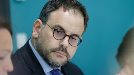 Remaniement : la fonction de Marguerite Cazeneuve, en couple avec le ministre Aurélien Rousseau, ne présente "pas de conflit d'intérêts" selon la HATVP
              Cette autorité indépendante se penchait sur la situation du nouveau ministre de la Santé, en couple avec la numéro deux de l'Assurance maladie.