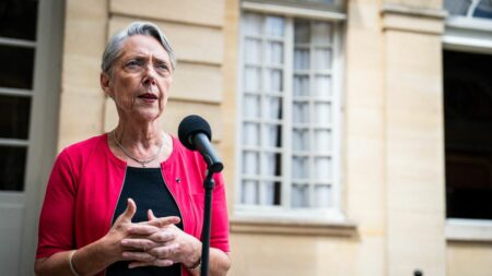 Remaniement : qui sont les entrants et les sortants du gouvernement d'Elisabeth Borne ?
                  La composition de la nouvelle équipe gouvernementale a été dévoilée petit à petit jeudi, parfois par les ministres eux-mêmes, avant d'être officialisée par un communiqué de l'Elysée, en début de soirée.