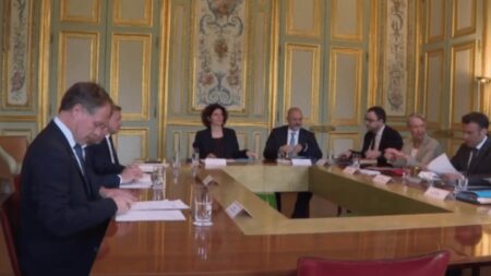 Politique : remaniement attendu, désaccords au sommet de l'État... L’actualité de la semaine
              L'annonce du remaniement du gouvernement prend plus de temps que prévu. Est-ce le signe qu’il y a des désaccords entre le Président et sa Première ministre ? Éléments de réponses avec la journaliste Caroline Motte, présente sur le plateau du 12/13, jeudi 20 juin.