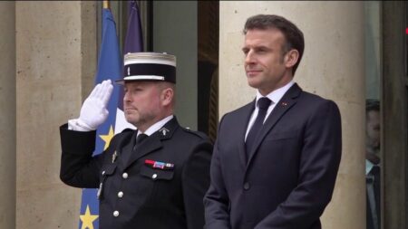 Gouvernement : vers un remaniement imminent ?
                  Un remaniement ministériel devrait avoir lieu, jeudi 20 juillet. Il pourrait y avoir cinq ou six départs.