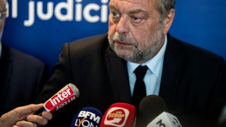 Violences urbaines : "Que les parents tiennent leurs gosses", déclare Eric Dupond-Moretti, qui veut "une réponse pénale ferme"
              Le ministre de la Justice a réclamé vendredi une réponse pénale "rapide, ferme et systématique" à l'encontre des auteurs de violences urbaines mais aussi de leurs parents.