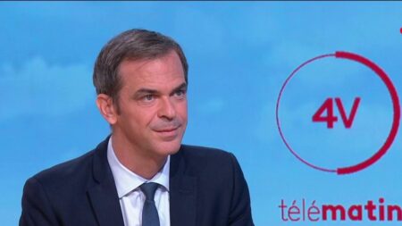 Remaniement : "Il y a un retour du politique", estime Olivier Véran
                  Olivier Véran, porte-parole du gouvernement, est l’invité des "4 Vérités" de France 2, vendredi 21 juillet.