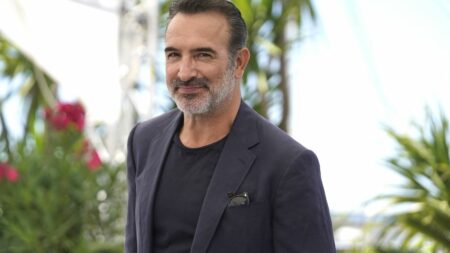 Mondial de rugby 2023 : l'acteur Jean Dujardin sera aux manettes de la cérémonie d'ouverture
              L'acteur interprétera l'un des rôles principaux de cette cérémonie, avec l'acteur Philippe Lachaud, le chef Guy Savoy et la danseuse étoile Alice Renavand.