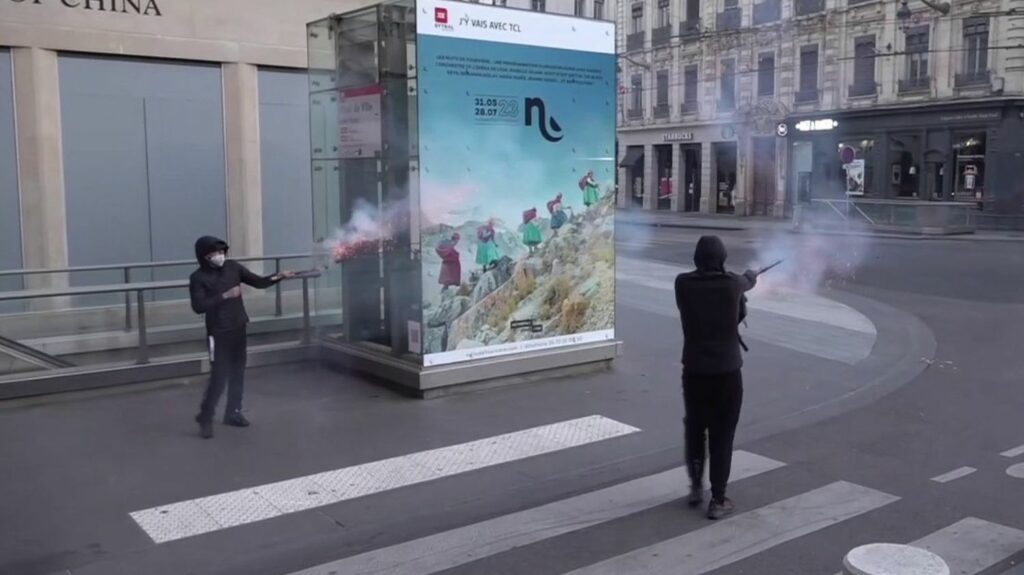 Violences après la mort de Nahel : faut-il sanctionner financièrement les parents ?
              Les violences, qui ont suivi la mort du jeune Nahel, ont été commises, en partie par des mineurs. Le président de la République s’est dit favorable à une évolution de la loi pour venir sanctionner leurs parents.