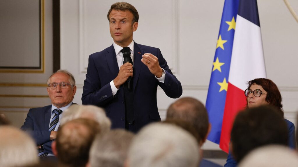 "Il faut aller chercher le malaise ailleurs" : les sanctions financières "dès la première connerie" contre les familles d'émeutiers passent mal dans les quartiers populaires
              Emmanuel Macron envisage de sanctionner financièrement les familles des mineurs violents. À Marseille, les parents des quartiers populaires se sentent directement montrés du doigt.