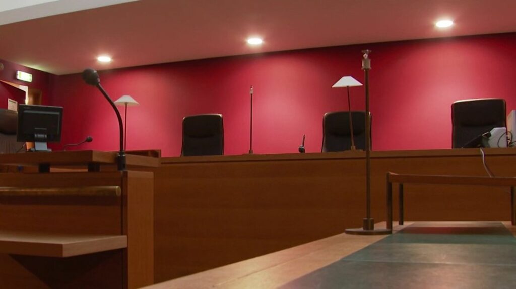 Violences urbaines : quelles sont les sanctions contre les personnes interpellées ?
              Plus de 3 900 personnes impliquées dans des émeutes ont été placées en garde à vue dans toute la France depuis vendredi 30 juin. Parmi elles, 673 ont été déférées devant le parquet et 374 sont passées en comparution immédiate.