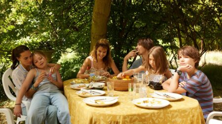 Cinéma : histoires de famille et réflexions sur la mort dans "Sous le tapis"
              "Sous le tapis" est le premier film réalisé par la comédienne Camille Japy. Porté par Ariane Ascaride et Bérénice Bejo, cette étonnante comédie dramatique sur le deuil est à découvrir dès ce mercredi 19 juillet en salles.