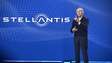 Résultats records de Stellantis : "Des progrès spectaculaires sur le marché" en Afrique, au Moyen-Orient et en Amérique Latine, selon son PDG Carlos Tavares
              Le patron de Stellantis pourrait toucher 23 millions d'euros à la fin de l'année 2023.
