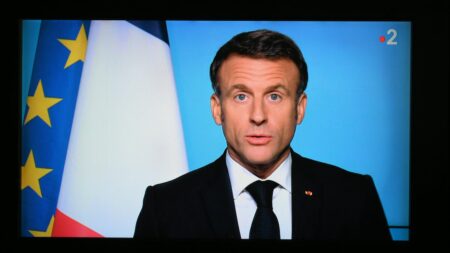 Policiers de Marseille : "La seule chose qu'on demande, c'est ne pas être en-dessous des lois", répond le syndicat Alliance à Emmanuel Macron
                  Lors d'une allocution télévisée, Emmanuel Macron a rappelé que les policiers n'étaient pas "au-dessus des lois", après la grève du zèle lancée contre la mise en détention provisoire de l'un des leurs.