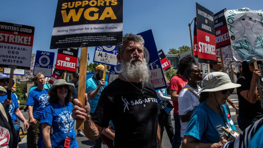 Conflit social à Hollywood : le syndicat des acteurs accepte de prolonger les négociations avec les studios
              La Screen Actors Guild (SAG-AFTRA), syndicat réunissant les acteurs aux Etats-Unis, a accepté de continuer à négocier avec les studios jusqu'au 12 juillet. A l'insar des scénaristes, les comédiens menacent de se mettre en grève. Un tel mouvement social serait une première depuis 1960 à Hollywood.
