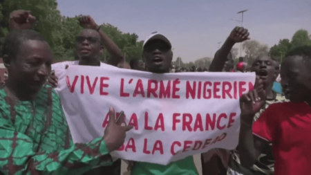 Tensions France-Niger suite au coup d’État: l’ambassade française à Niamey pris pour cible Coup d’État au Niger : la France prise pour cible
La tension monte entre la France et le Niger. Dimanche 30 juillet, lors d’un rassemblement de soutien au coup d’État militaire, des manifestants ont endommagé l’ambassade de France à Niamey. Le point sur la situation, sur place, avec Anne-Fleur Lespiaut.