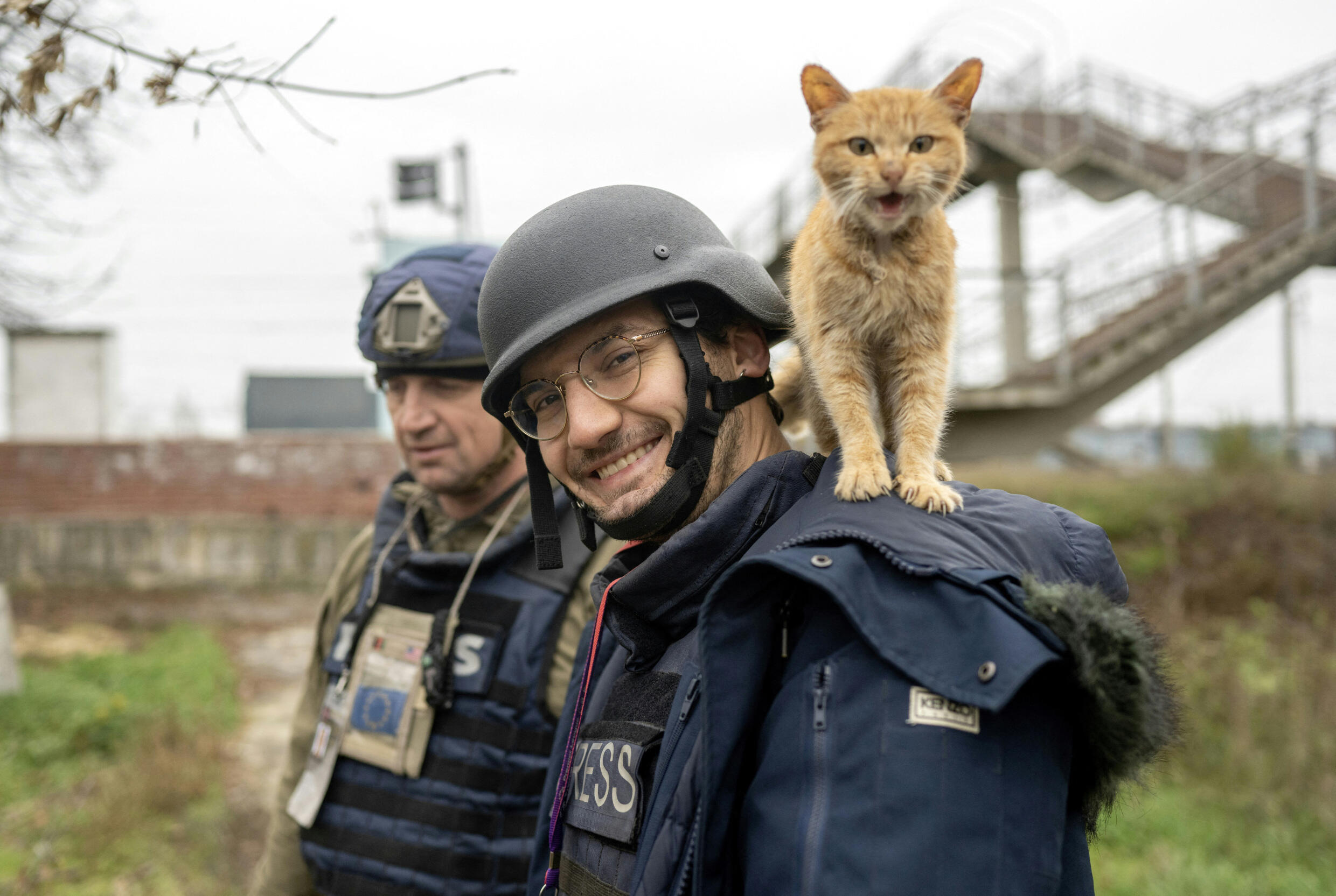 Arman Soldin en Ukraine, avec un chat.