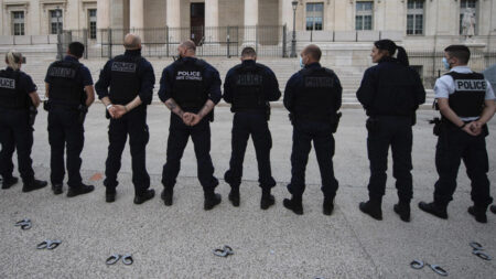 Un officier accusé de voies de fait graves ne devrait pas être en prison, déclare le chef de la police française
