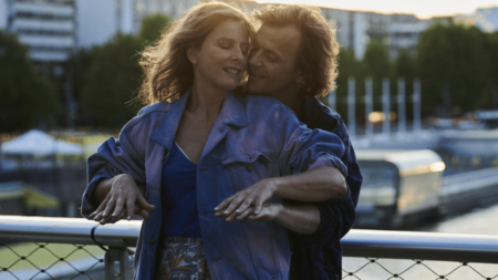 Cinéma : le film "Une Nuit", le récit d’une soirée d’errance romantique dans Paris
              Le film "Une Nuit", réalisé par Alex Lutz, sort en salles mercredi 5 juillet. Il retrace la rencontre d’Aymeric et de Nathalie, deux personnes que tout oppose, mais qui vont finalement devenir complice.