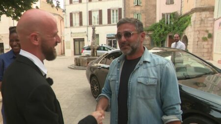 Olivier Nakache dans un village du Var pour promouvoir son nouveau film, "Une année difficile", et soutenir les petits cinémas indépendants
              Olivier Nakache était à Besse-sur-Issole dans le Var pour présenter "Une année difficile", son prochain long métrage en duo avec Éric Toledano, qui sortira en salles le 18 octobre. Une soirée inoubliable dans cette petite ville de 3000 habitants.