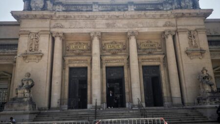Var : un jeune incendiaire de 18 ans condamné à deux ans de prison ferme pour avoir provoqué deux incendies en juin dernier
              Le jeune homme avait déjà été condamné pour avoir provoqué une douzaine de départs de feu dans le département l'année dernière.