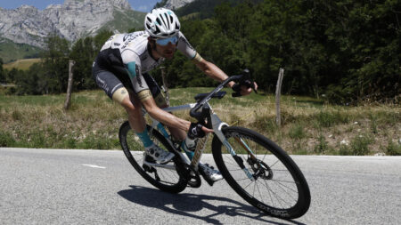 Vingeard conserve la tête du Tour alors que Poels gagne dans les Alpes