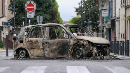 Violences urbaines : "Je trouve ça honteux", dénoncent des habitants de Montreuil vis-à-vis de la position de la France Insoumise
              Son leader, Jean-Luc Mélenchon refuse d'appeler explicitement au calme après les débordements liés à la mort du jeune tué par un policier. Cette position divise les électeurs.
