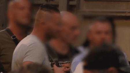 Justice : quatre policiers mis en examen à Marseille pour "violences en réunion"
              Quatre policiers de la BAC de Marseille ont été mis en examen, accusés de violences en réunion sur un jeune homme lors des émeutes urbaines. L’un d’eux a été placé en détention judiciaire.