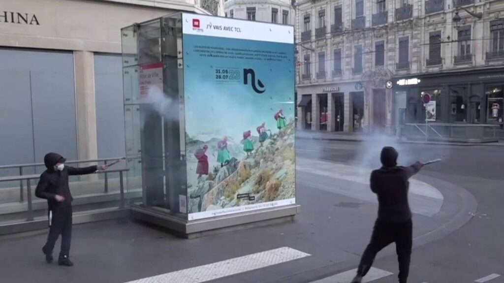 Violences après la mort de Nahel : faut-il sanctionner les parents des mineurs délinquants ?
              Lundi 3 juillet, Emmanuel Macron s'est dit favorable à une évolution de la loi pour infliger des sanctions financières contre les parents des mineurs délinquants, très actifs lors des violences qui ont suivi la mort de Nahel. Cette idée est-elle vraiment applicable ?