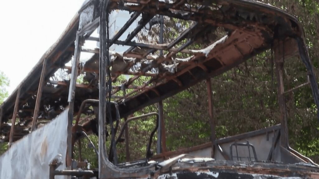Violences après la mort de Nahel : les bénévoles écœurés après l’attaque de plusieurs associations
              Plusieurs associations sont consternées. Des antennes de la Croix-Rouge ou encore du Secours populaire ont été incendiées ou saccagées. À Bobigny (Seine-Saint-Denis), c’est le bus du cœur qui a été détruit par les flammes.