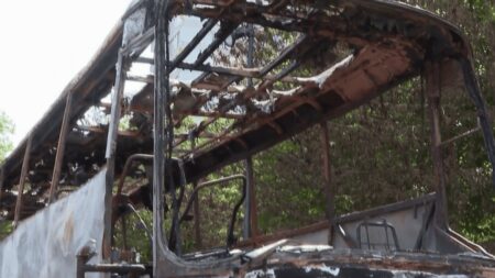 Violences après la mort de Nahel : les bénévoles écœurés après l’attaque de plusieurs associations
              Plusieurs associations sont consternées. Des antennes de la Croix-Rouge ou encore du Secours populaire ont été incendiées ou saccagées. À Bobigny (Seine-Saint-Denis), c’est le bus du cœur qui a été détruit par les flammes.