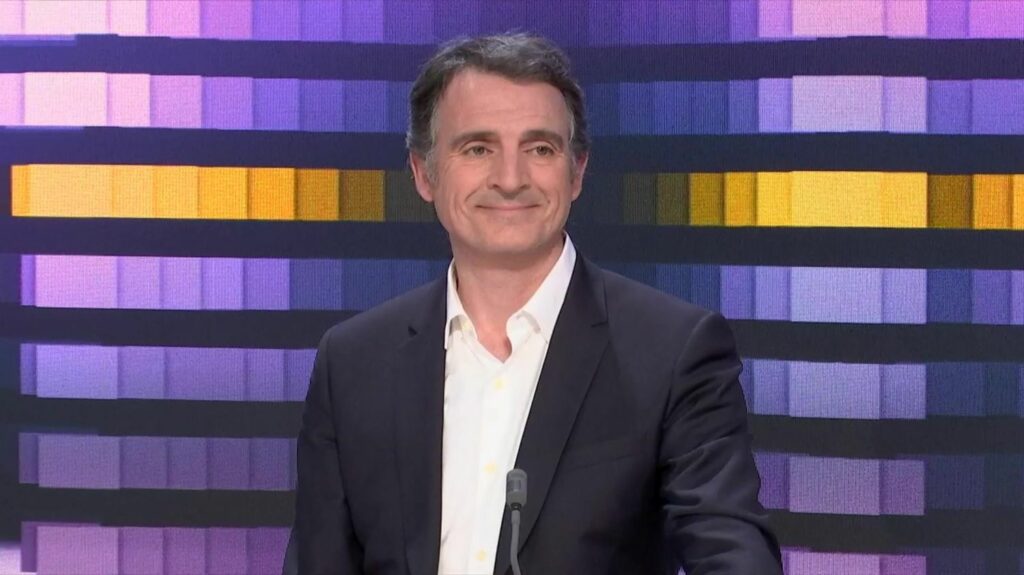 Violences urbaines : "Pour Emmanuel Macron, tout va bien et il n'y a aucun problème" dans les quartiers populaires, dénonce le maire de Grenoble Éric Piolle
              Après avoir été reçu à l'Elysée, Eric Piolle estime que le chef de l'État n'a pas saisi les problèmes de fond soulevés par les violences urbaines. Il appelle Emmanuel Macron à aller vers plus de "prévention et de justice".