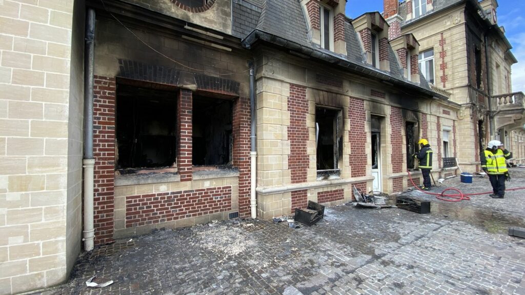Le vrai du faux. Violences urbaines : est-il vrai que seule une majorité des mairies sont assurées ?
                  La ministre déléguée chargée des collectivités territoriales affirme que la majorité des collectivités territoriales ont des compagnies d’assurance. S'il n'existe pas de chiffres précis à ce sujet, il est vrai que les collectivités locales ne sont pas obligées d'assurer leurs biens. Explications.